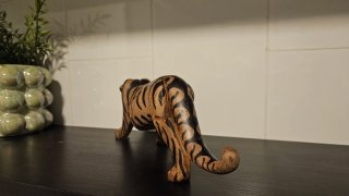Figura de tigre de madera