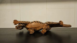 Figura de tigre de madera