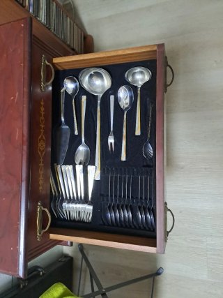 Mesa aparador con cubiertos