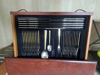 Mesa aparador con cubiertos