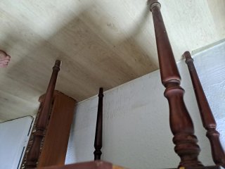 Mesa aparador con cubiertos