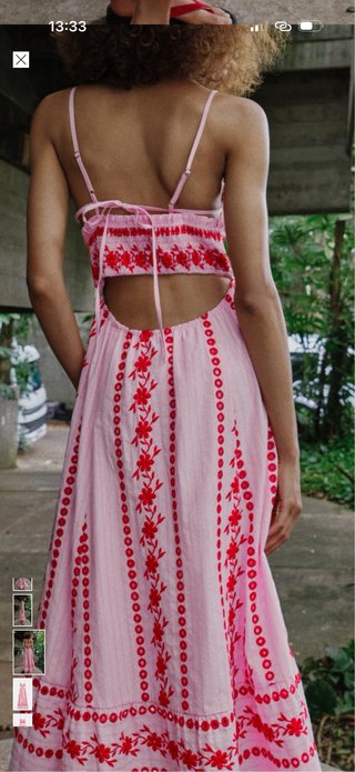 Vestido rosa con bordado floral rojo