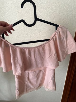 Camiseta rosa con volantes y encaje.