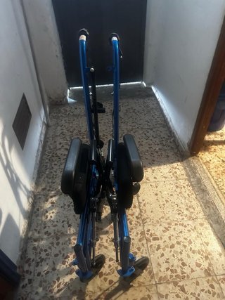 Silla de ruedas basculante y reclinable