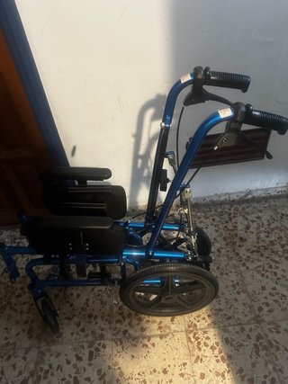 Silla de ruedas basculante y reclinable