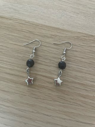 Pendientes colgantes con abalorio negro y estrella