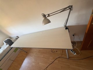 Mesa de escritorio moderna beige y plateada