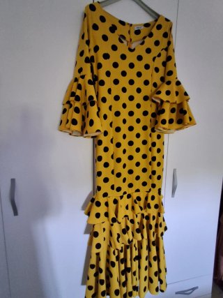 Traje de flamenca amarillo con lunares negros