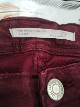 Pantalón rojo pitillo