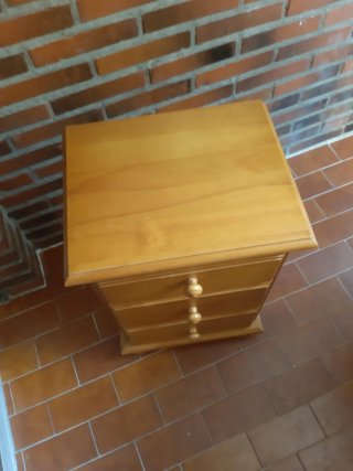 Mesita de noche de madera