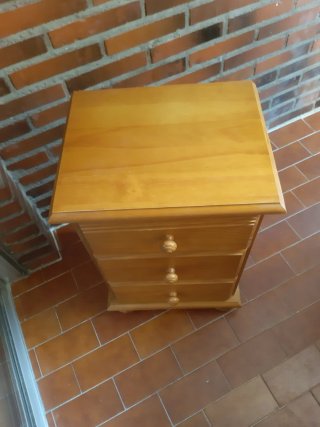 Mesita de noche de madera
