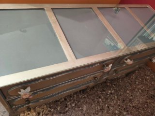 Cómoda de madera con cajones y tapa de cristal