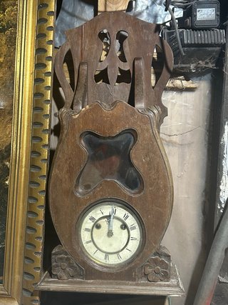 Reloj de pared antiguo de madera