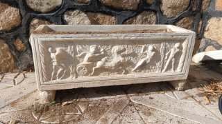 Jardinera de piedra con relieve