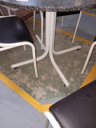 Mesa redonda mármol y hierro
