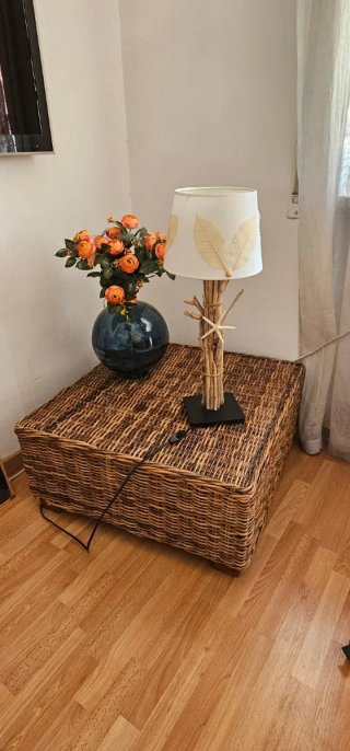 Divano in rattan con cuscini colorati