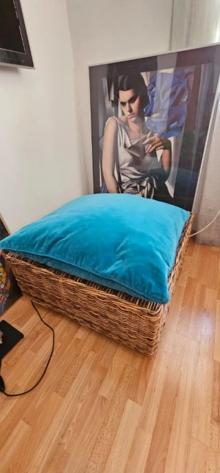 Divano in rattan con cuscini colorati