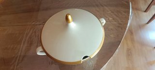 Sopera y salsera porcelana con borde dorada