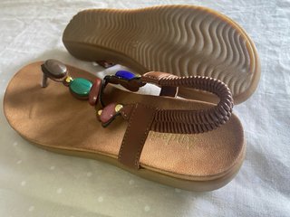Sandalias boho marrones con piedras multicolor T37