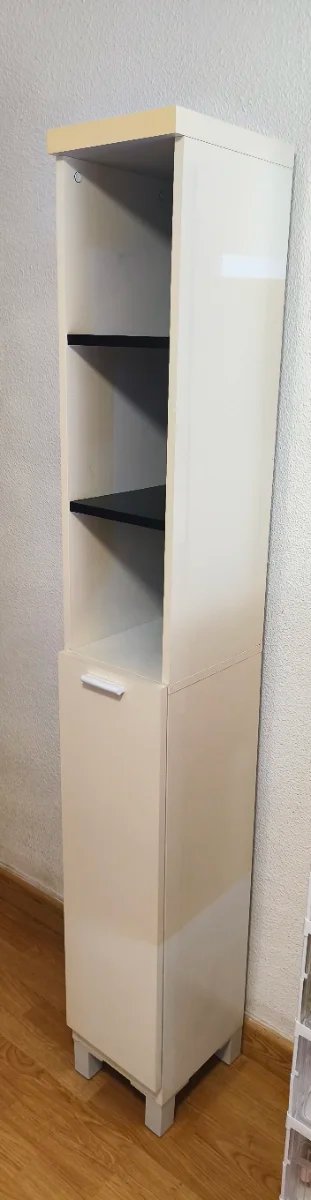 Armario estrecho beige y negro