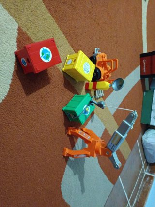 Juego de coche y cubos de reciclaje