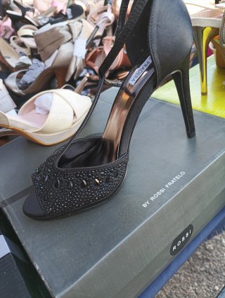 Restos de tienda zapatos y sandalias de piel