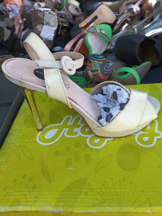 Restos de tienda zapatos y sandalias de piel