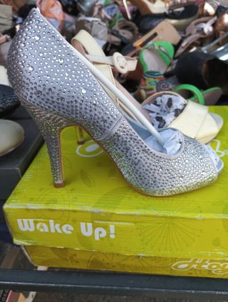 Restos de tienda zapatos y sandalias de piel