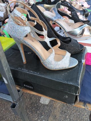 Restos de tienda zapatos y sandalias de piel