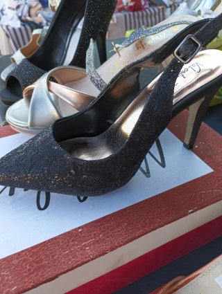 Restos de tienda zapatos y sandalias de piel