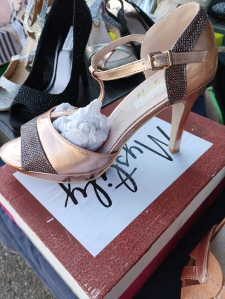 Restos de tienda zapatos y sandalias de piel