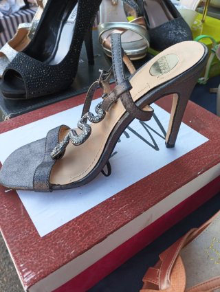Restos de tienda zapatos y sandalias de piel