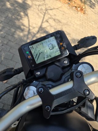 Moto Zontes GK 125 Negra y Amarilla