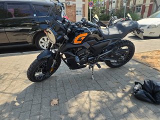 Moto Zontes GK 125 Negra y Amarilla