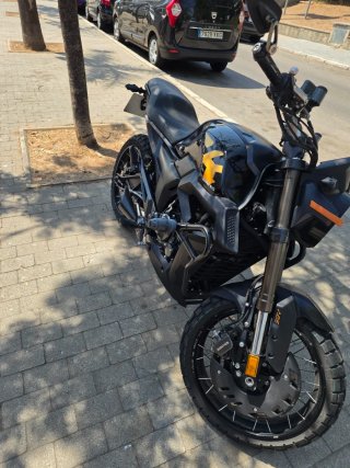 Moto Zontes GK 125 Negra y Amarilla