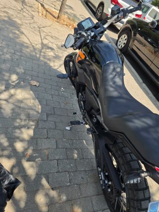 Moto Zontes GK 125 Negra y Amarilla