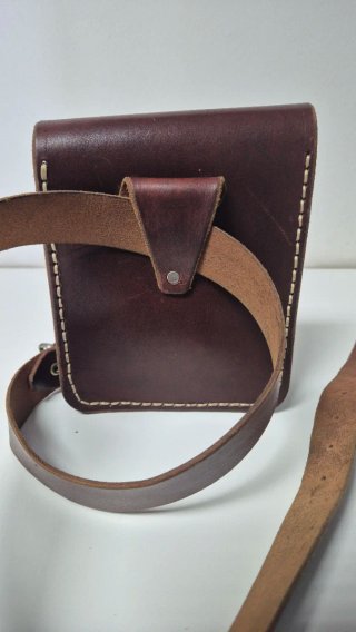 Riñonera artesanal de piel para hombre