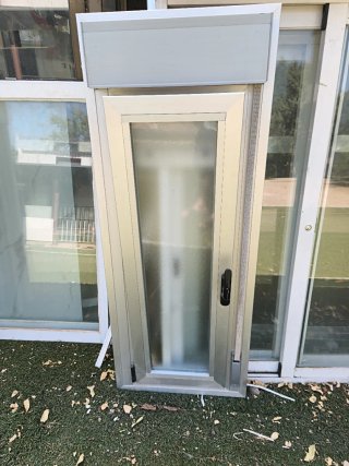 Ventana oscilobatiente gris para baño