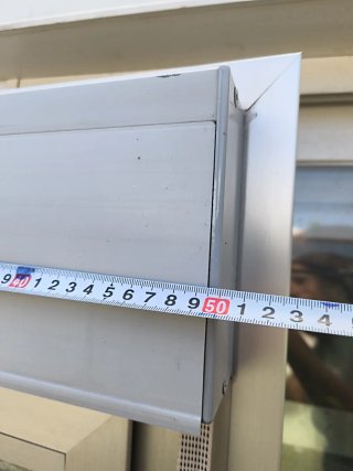 Ventana oscilobatiente gris para baño