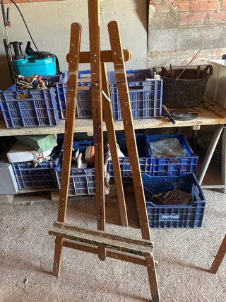 Caballete de pintor de madera (con marcas de uso)