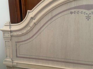 Cabecero de cama de madera beige y morado