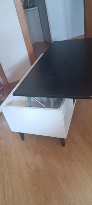 Mesa de centro abatible de madera, blanca y negra.