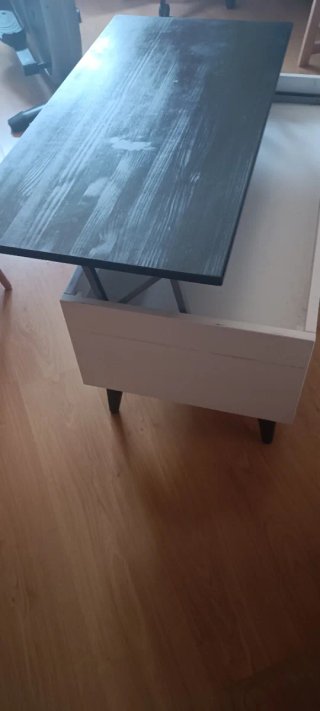 Mesa de centro abatible de madera, blanca y negra.