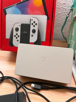 Nintendo Switch OLED + 2 Fundas + Accesorios