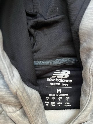 Sudadera con capucha gris y logo