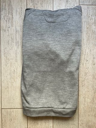 Sudadera con capucha gris y logo