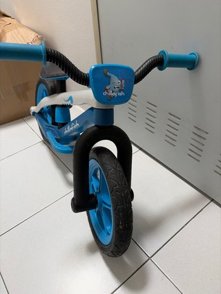 Bicicleta sin pedales azul para niños