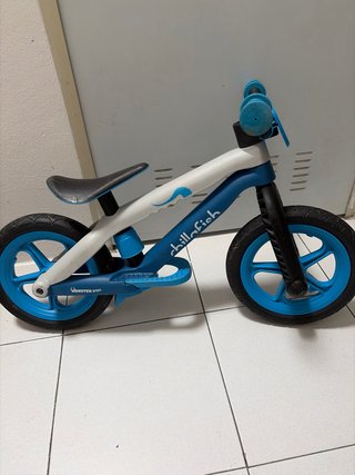 Bicicleta sin pedales azul para niños