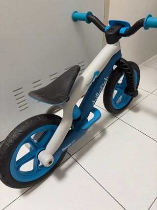 Bicicleta sin pedales azul para niños