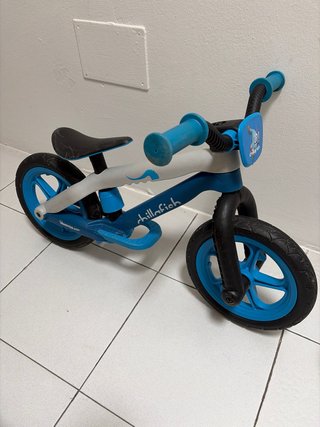 Bicicleta sin pedales azul para niños
